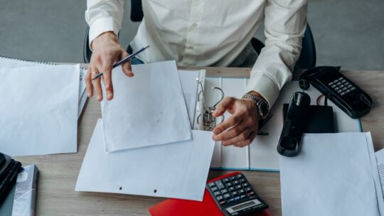 Cycle de vie d un document qualité : maîtriser les statuts, le versioning et les preuves pour la HAS