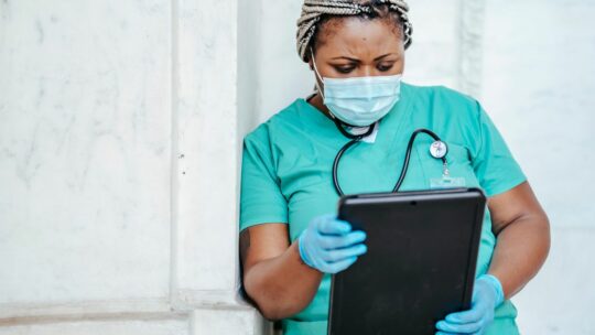Logiciel qhse sante : définition et utilité en EHPAD/ESSMS pour organiser et prouver la démarche HAS